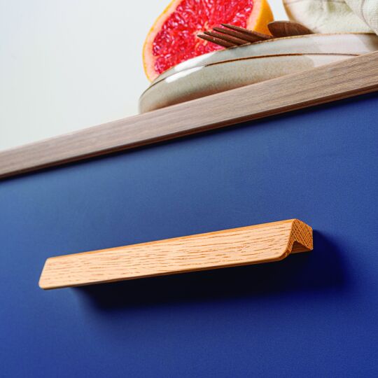 zwarte keuken met hout  houten handgreep